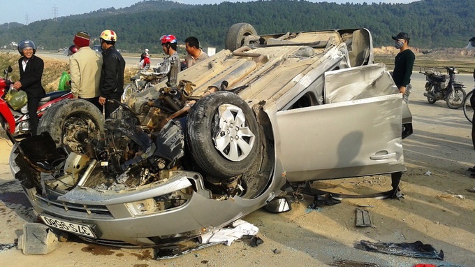 Hai xe hop dam nhau nhu phim tren quoc lo hinh anh