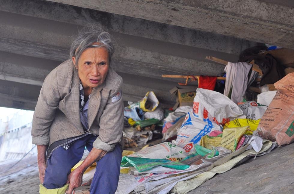 Nguoi phu nu 4 nam an Tet duoi gam cau o Ha Noi hinh anh