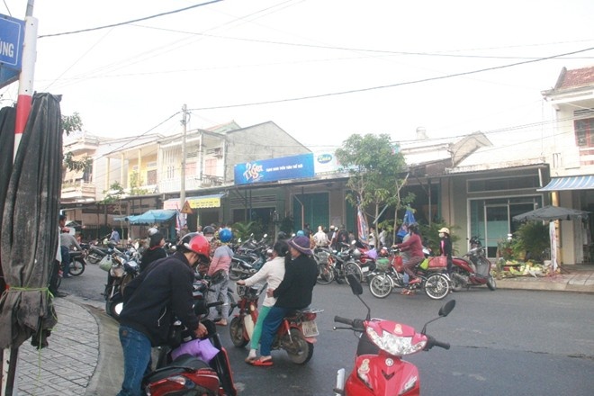 Cong an ket luan vu 2 bo con bi dien giat chet trong nha tam hinh anh