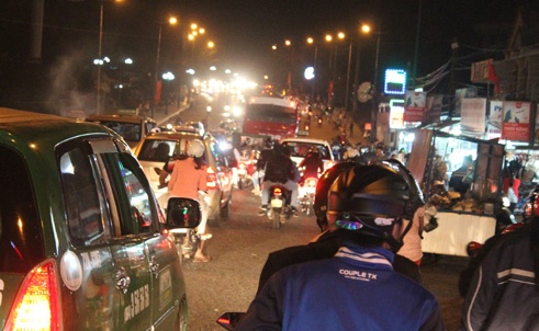 Vung Tau dong nghet, dua nhau chat chem hinh anh