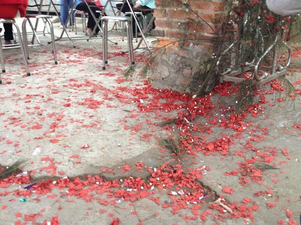 Phao no tung bung trong hon le o Hai Duong hinh anh