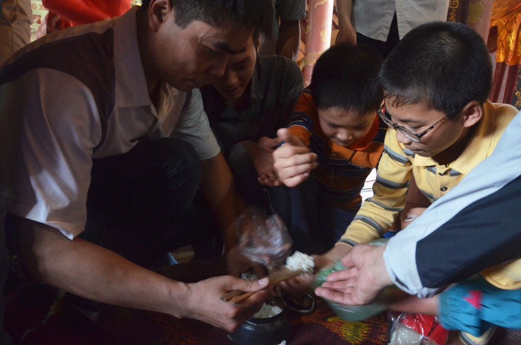 Tranh nhau xin com loc Thi Cam hinh anh