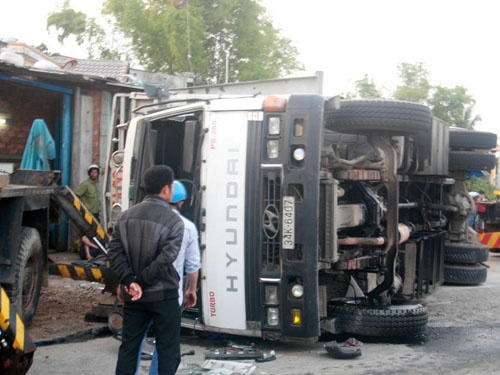 Xe tai lat ngang, ca gia dinh thoat nan hinh anh