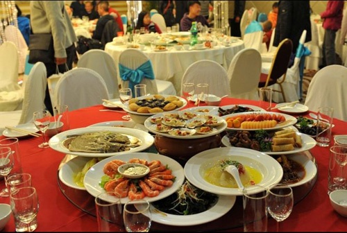 Pho chu tich xa bi danh vi 'cam nham' ruou ngoai hinh anh