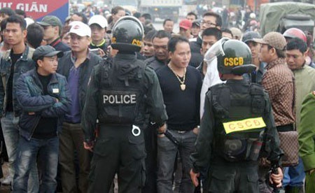 Qua dam thep lam kinh hoang toi pham hinh anh