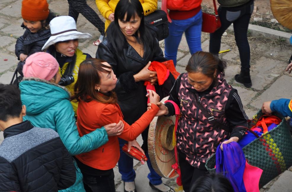 Co ao tu than giang giat, ep khach truoc gio khai hoi Lim hinh anh