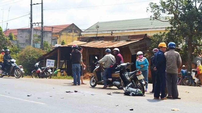 Xe tai can qua dau nan nhan roi bo chay hinh anh