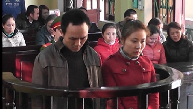 Tham tien, nu ke toan xinh dep dua hon phu vao tu hinh anh