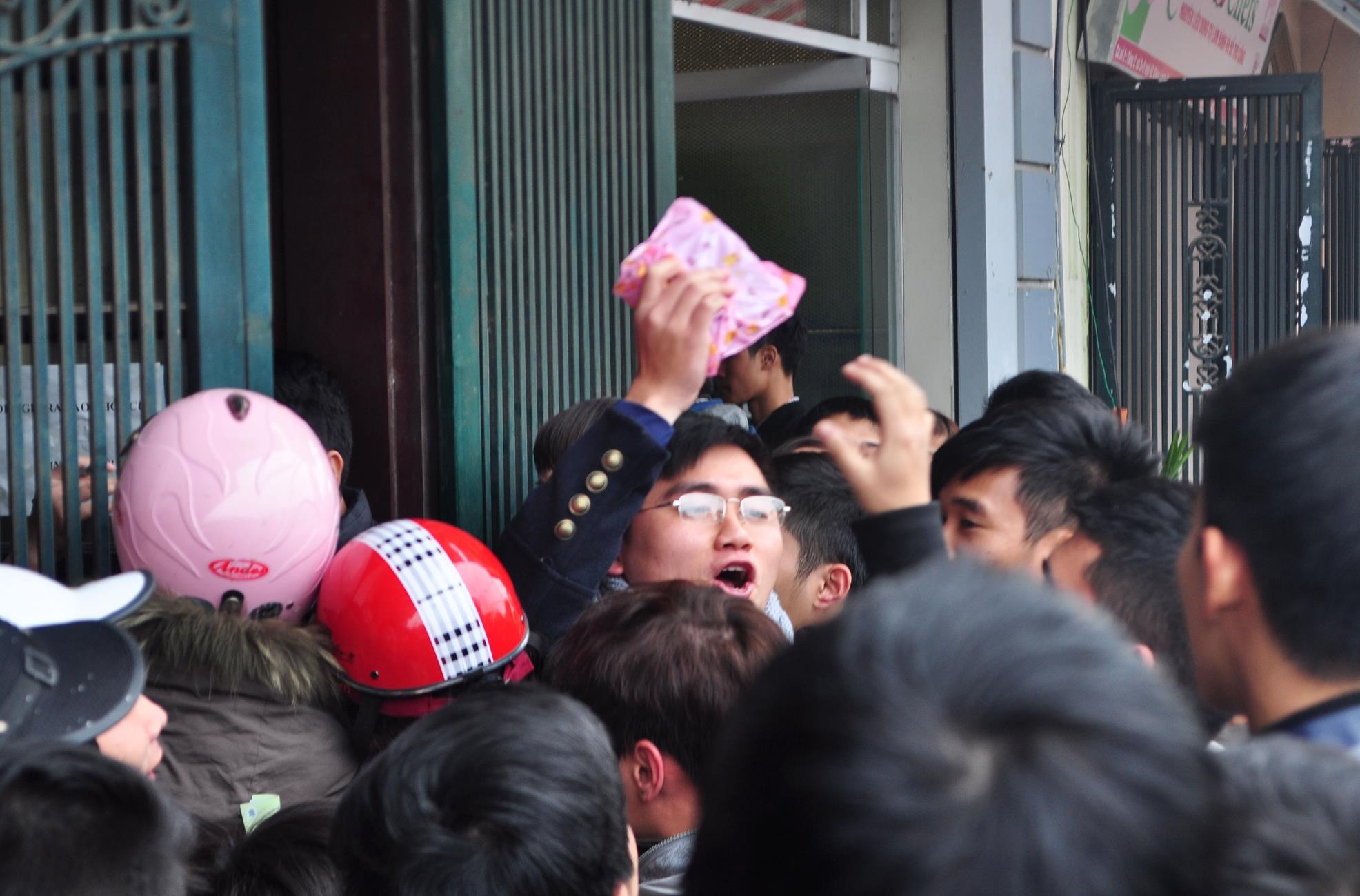 Chieu Valentine, gioi tre phai xep hang mua chocolate tuoi hinh anh