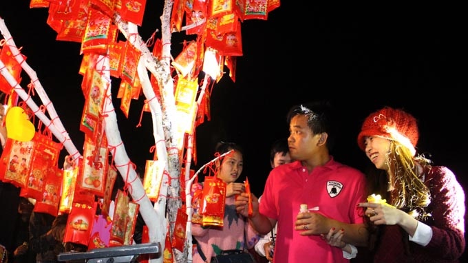 200 cap tinh nhan cung 'Uoc nguyen cau duyen' dip Valentine hinh anh