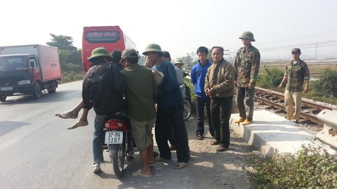 Dua nguoi bi nan di cap cuu roi cuop luon xe may hinh anh