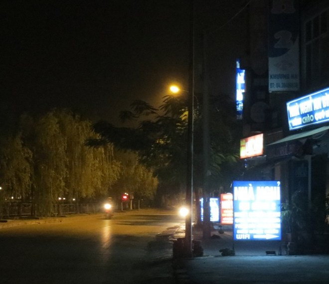 Khach choi toi ben, nha nghi, gai goi vao mua hinh anh