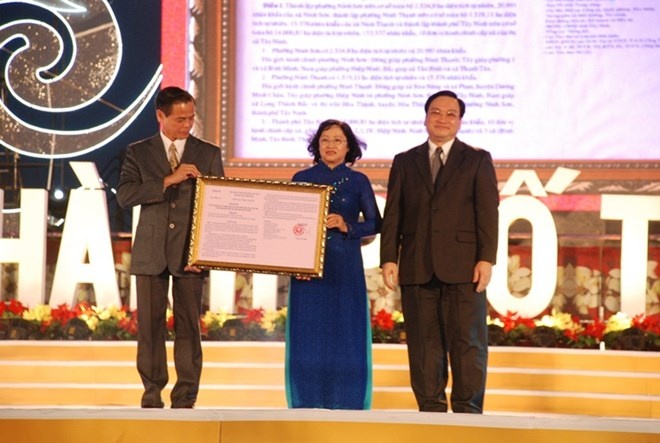 Cong bo Nghi quyet thanh lap Thanh pho Tay Ninh hinh anh