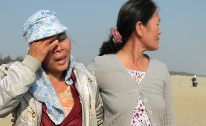 Hai phu nu bi song bien cao 1m cuon mat tich o Quang Nam hinh anh