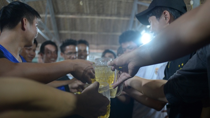 Giat minh voi quan niem ruou bia cua nguoi tre hinh anh