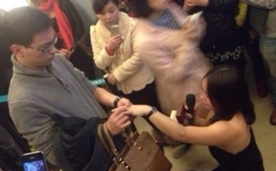 Co gai cau hon ban trai o rap chieu phim hinh anh