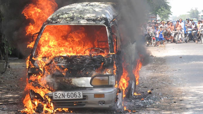 Xe dang chay boc chay du doi, tai xe bong nang hinh anh