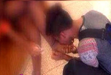 Hon chan ban gai noi cong cong de chung minh tinh yeu hinh anh