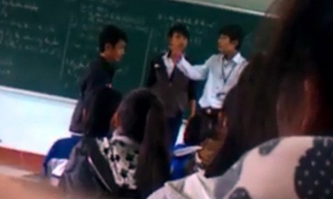 Thay tat, tro danh lai: Nha truong bi khung bo dien thoai hinh anh