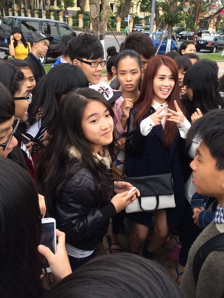 Ngoc Thao bi hang tram fans Da Nang vay kin hinh anh