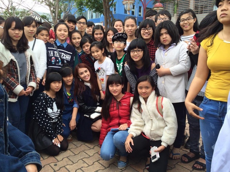 Ngoc Thao bat ngo khi hon 100 fans Da Nang don chao. hinh anh