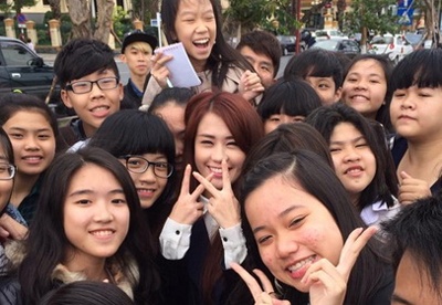 Hot girl Ngoc Thao trong vong vay fan Da Nang hinh anh