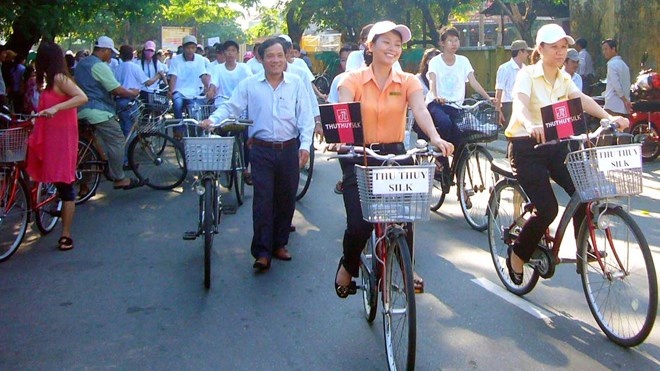 Khi cong chuc Hoi An di lam bang xe dap hinh anh