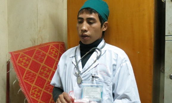 Bac si dom vao tan phong benh lua benh nhan o BV Bach Mai hinh anh