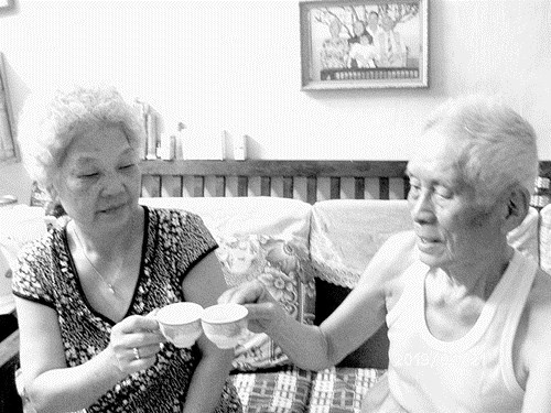 Cu ong 94 tuoi muon len xe hoa sau khi gap nguoi cu hinh anh