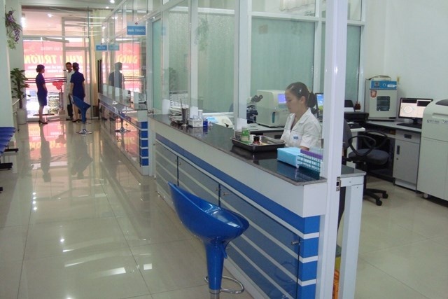 Bac si tu choi chuc Pho Giam doc So Y te vi... vo hinh anh