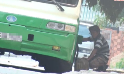 Clip 'rut ruot' dau xe buyt hinh anh