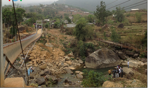 Sap cau treo khi dang dua tang, it nhat 7 nguoi chet hinh anh