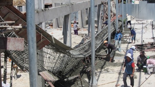 Sap dam ngang cho Mui Ne, 2 nguoi bi thuong hinh anh