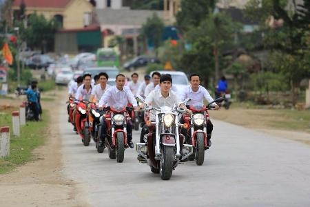 Dam cuoi day vang va xe phan khoi lon tai pho nui Ha Tinh hinh anh