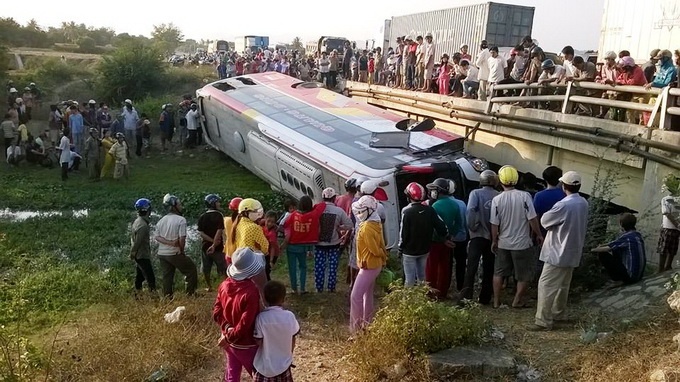 Xe khach no lop roi xuong cau, 13 nguoi bi thuong hinh anh