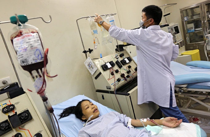 Benh nhan ngheo xin ve, bac si giu lai, cho vay tien hinh anh