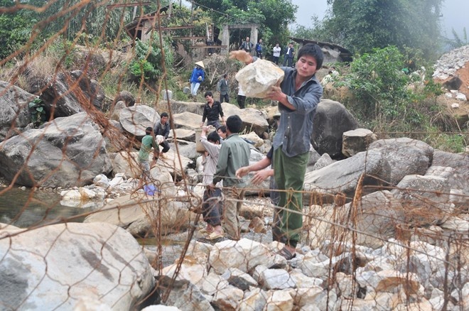 Clip nguoi dan Chu Va xay cau go qua suoi hinh anh