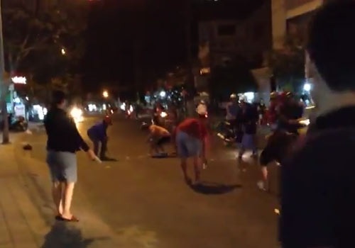 Nhom thanh nien xum lai nhat giup xap tien roi ngoai duong hinh anh