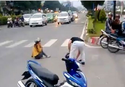 Hanh hung co gai giua pho, nguoi dan ong bi dan quay danh hinh anh