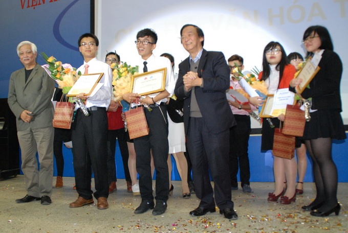 Dung de gioi tre hoc lich su chi de thi dai hoc hinh anh