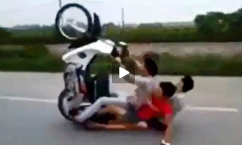 Clip quai xe nga dap mat xuong duong sau khi boc dau hinh anh