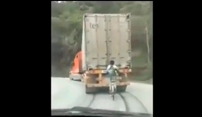 Clip nam sinh dap xe… bam duoi container hinh anh