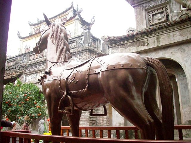 Can canh 'ngua la' bi truc xuat o den Phu Dong hinh anh