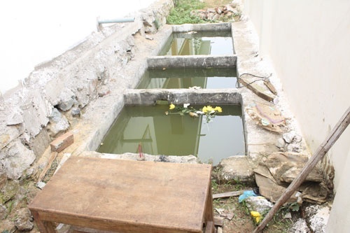 Bo mai dien thoai, con 3 tuoi roi xuong bon nuoc tu vong hinh anh