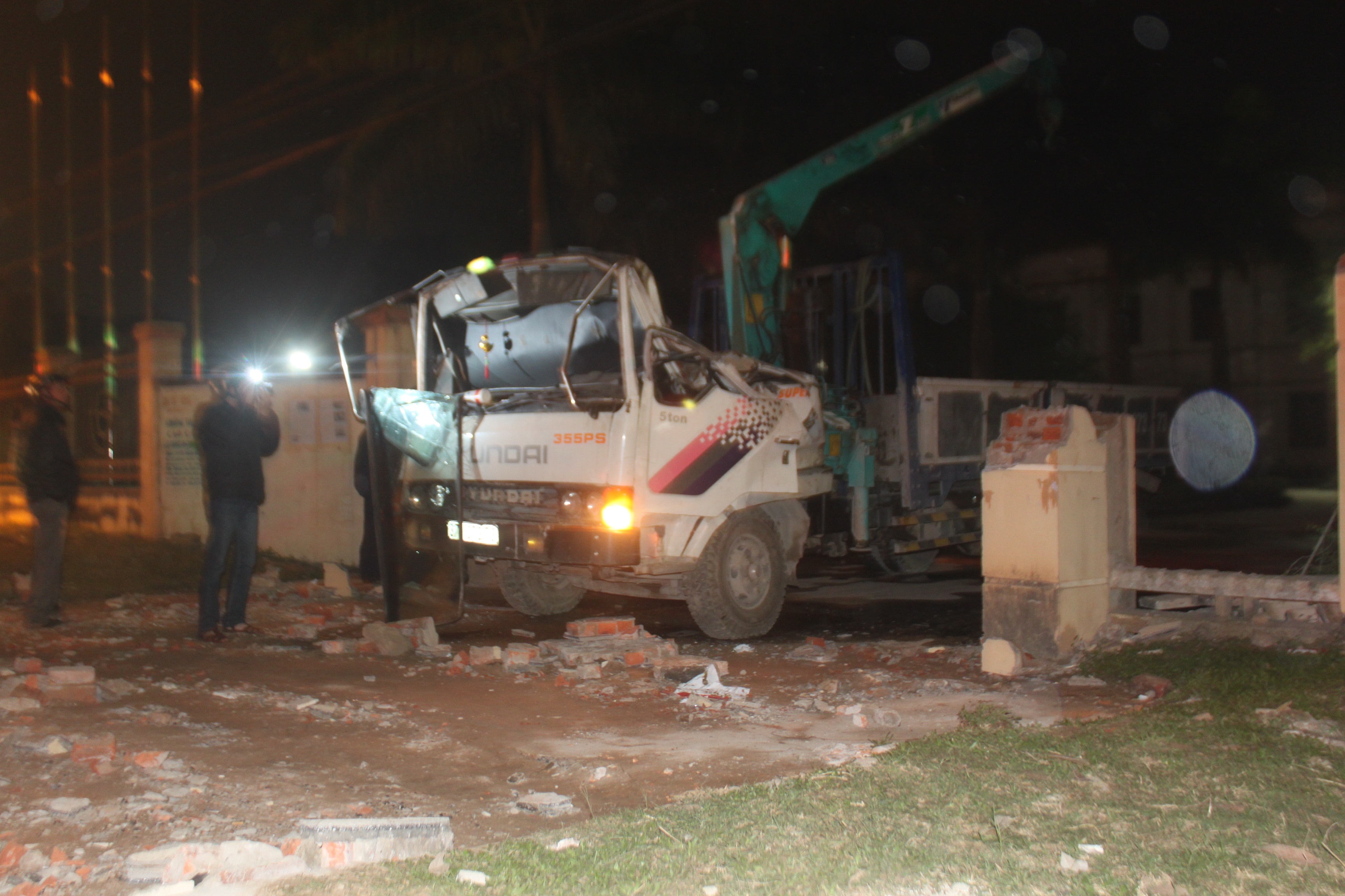 Xe cau phuc vu dam cuoi dam do tuong, 3 nguoi chet tham hinh anh