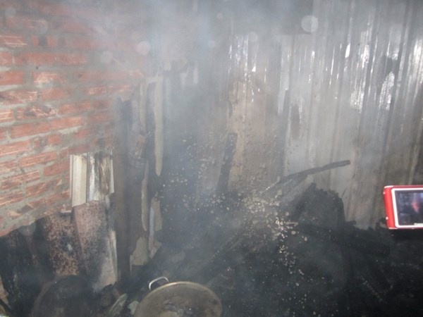 Bat can khi dun bep cui, nha kho chay rui hinh anh