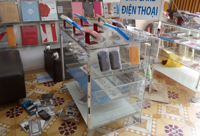 Trom vao tiem dien thoai lay tram trieu va... an sua chua hinh anh