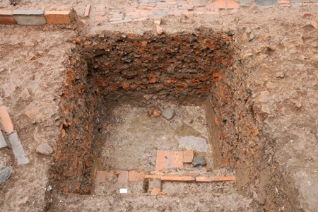 Be trai 10 tuoi chet duoi trong nen mong cong trinh hinh anh