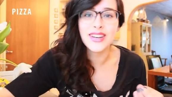 Co gai co kha nang noi 14 thu tieng hinh anh