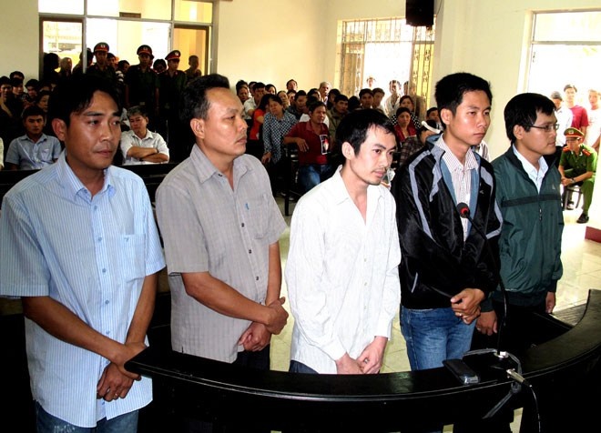 Hoan phien toa xet xu 5 can bo cong an dung nhuc hinh hinh anh